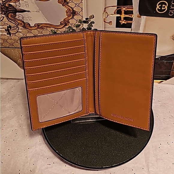 Michael Kors Jet Set Travel Passport Holder / Wallet - Picture 3 of 8